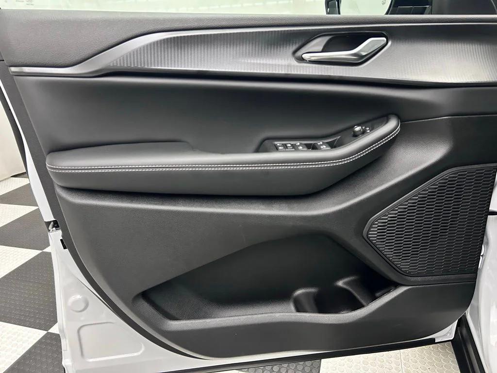 new 2025 Jeep Grand Cherokee car, priced at $39,022