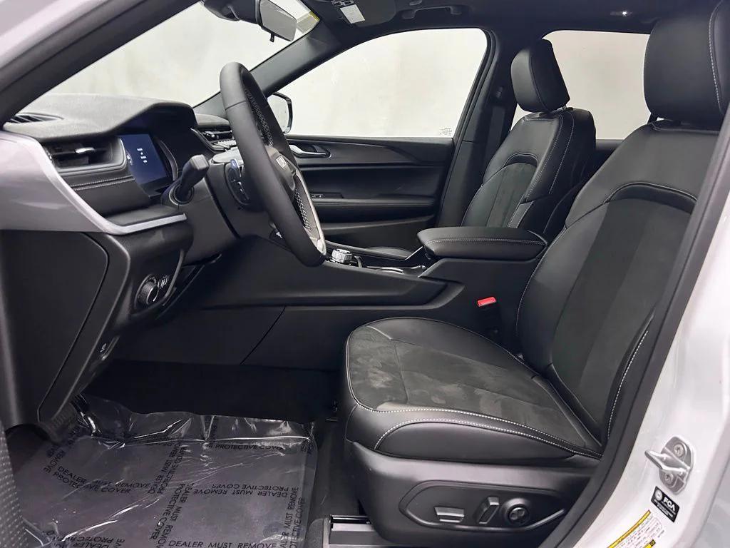 new 2025 Jeep Grand Cherokee car, priced at $39,022