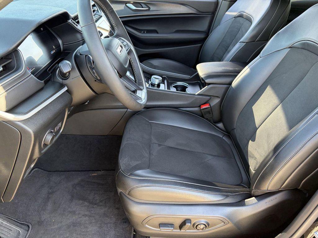 used 2025 Jeep Grand Cherokee car, priced at $37,386