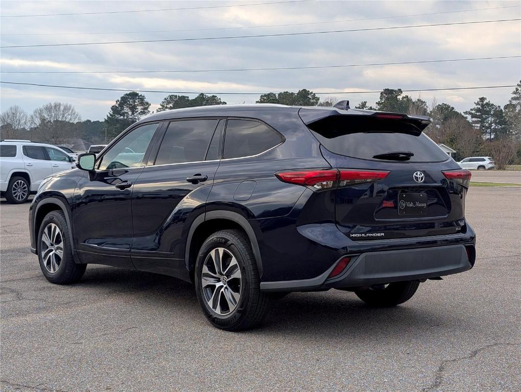 used 2022 Toyota Highlander car, priced at $23,139