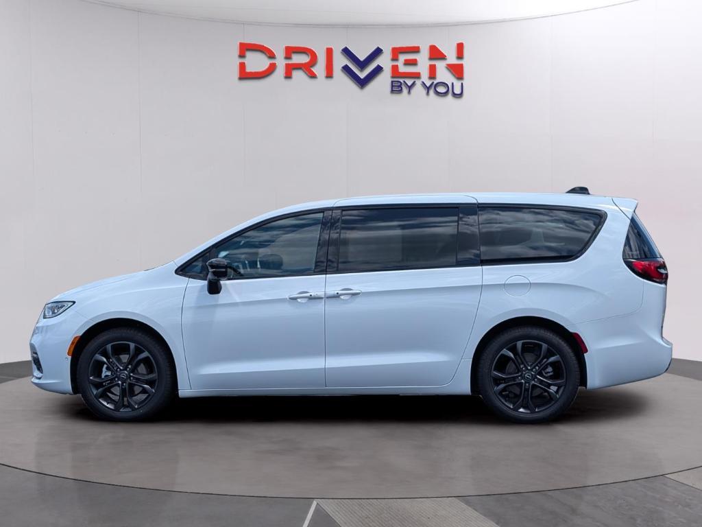 new 2026 Chrysler Pacifica car, priced at $44,515