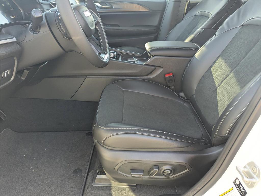 new 2025 Jeep Grand Cherokee car, priced at $37,284