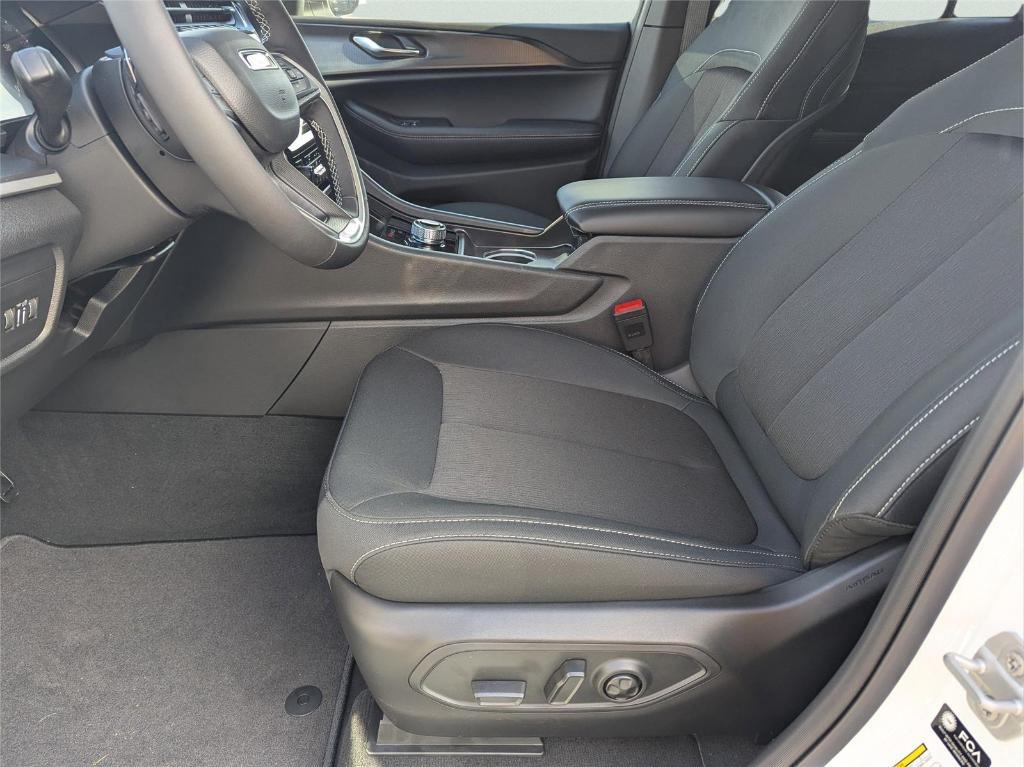 new 2025 Jeep Grand Cherokee car, priced at $35,627