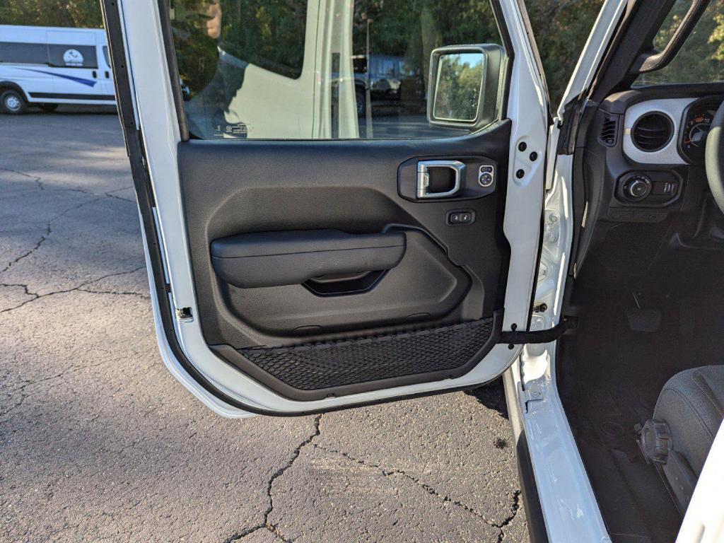 new 2025 Jeep Wrangler car, priced at $45,316