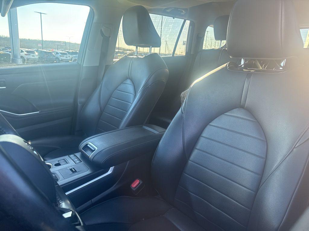 used 2021 Toyota Highlander car, priced at $26,995