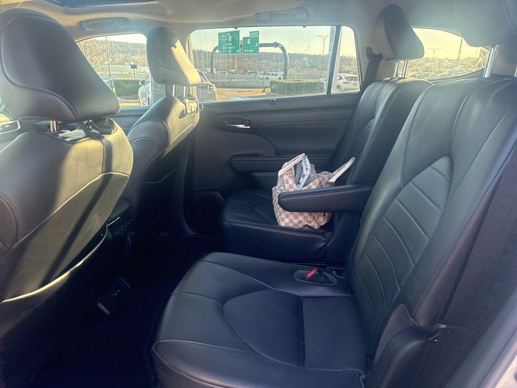 used 2021 Toyota Highlander car, priced at $26,995