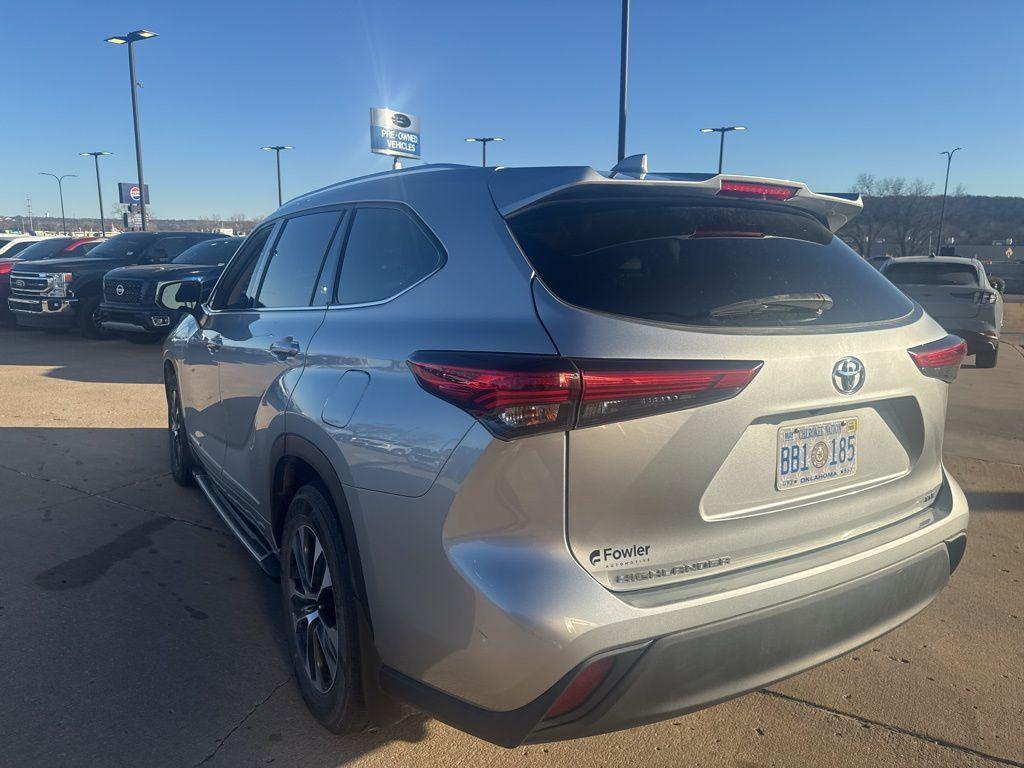 used 2021 Toyota Highlander car, priced at $26,995