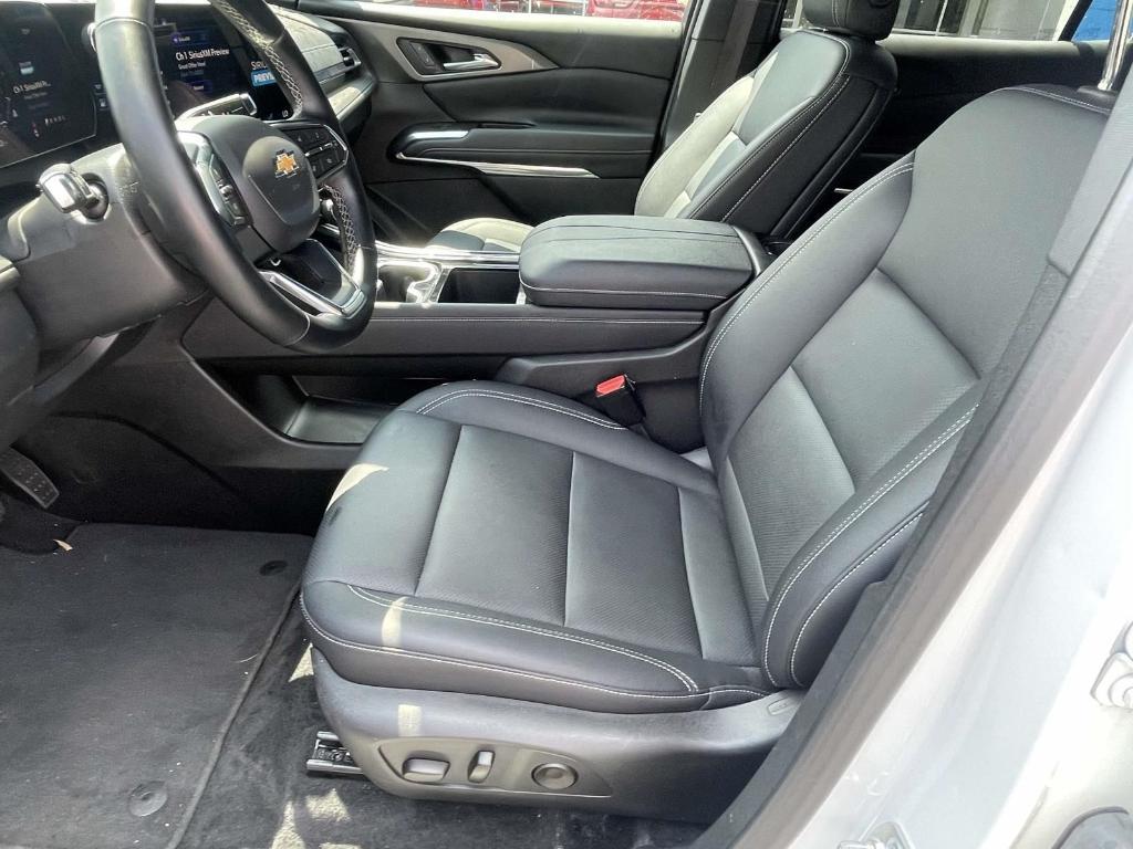 used 2025 Chevrolet Traverse car, priced at $36,720