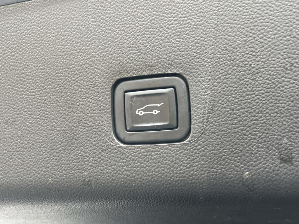 used 2022 Chevrolet Traverse car, priced at $25,192