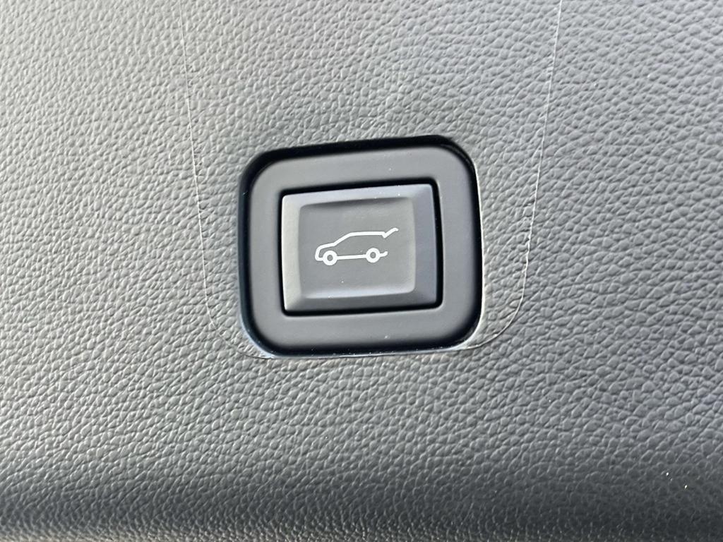 used 2023 Chevrolet Traverse car, priced at $31,661