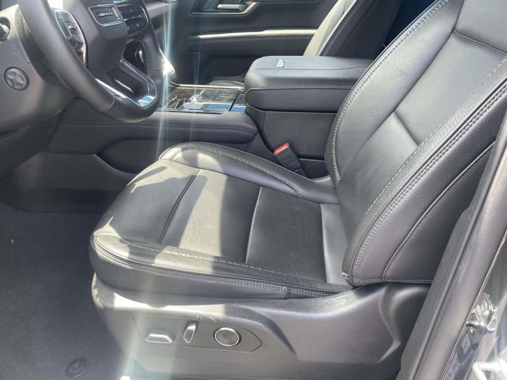 used 2025 GMC Yukon XL car, priced at $71,086