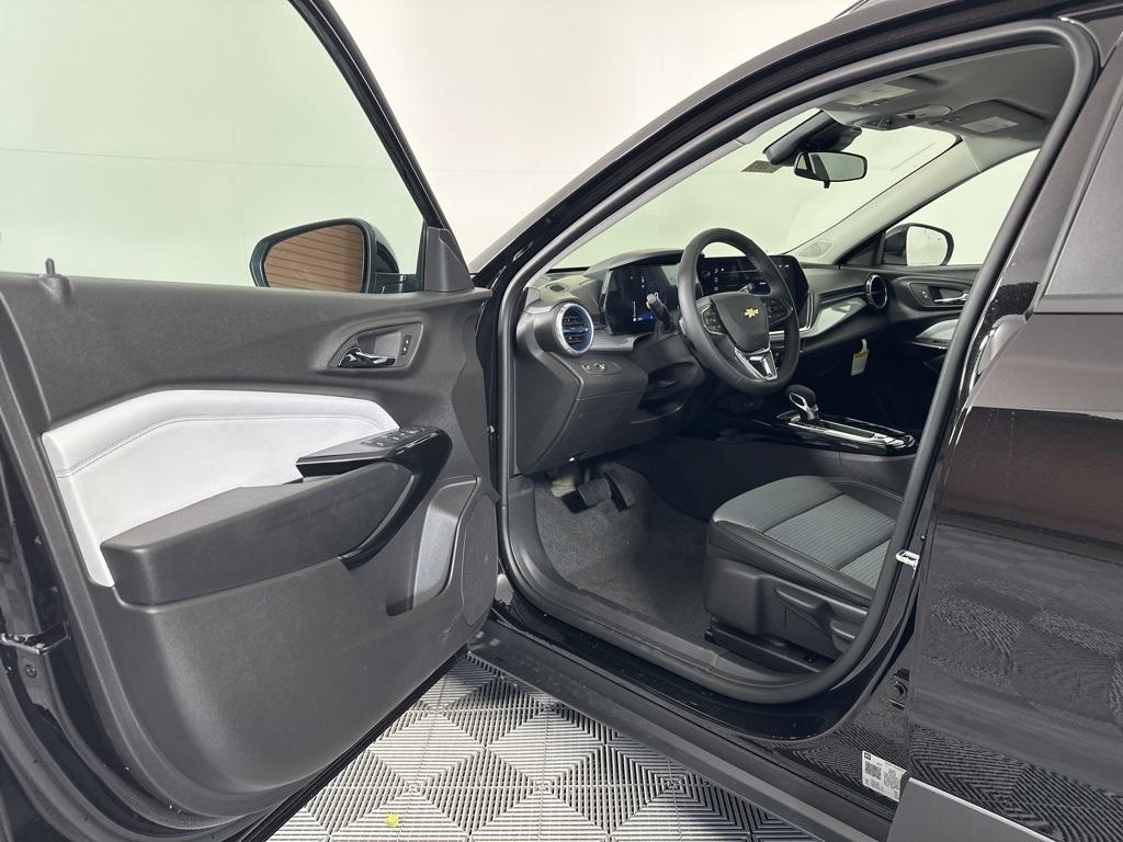 new 2025 Chevrolet Trax car, priced at $24,455