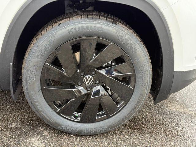 new 2026 Volkswagen Atlas car, priced at $44,008