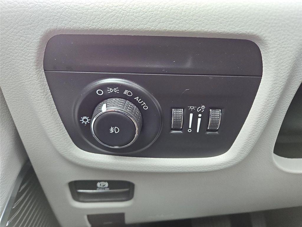 used 2022 Jeep Grand Cherokee car, priced at $31,849