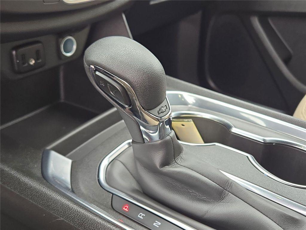 used 2023 Chevrolet Traverse car, priced at $28,800