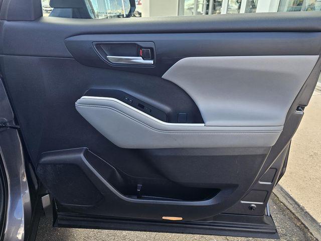 used 2021 Toyota Highlander Hybrid car, priced at $30,990