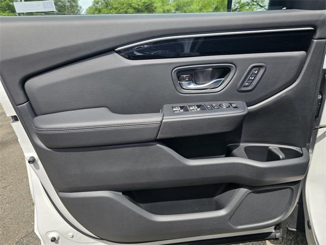 new 2025 Honda Pilot car, priced at $43,742