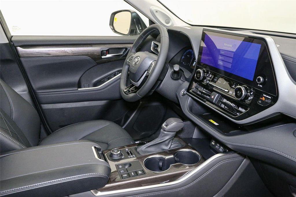 new 2023 Toyota Highlander car
