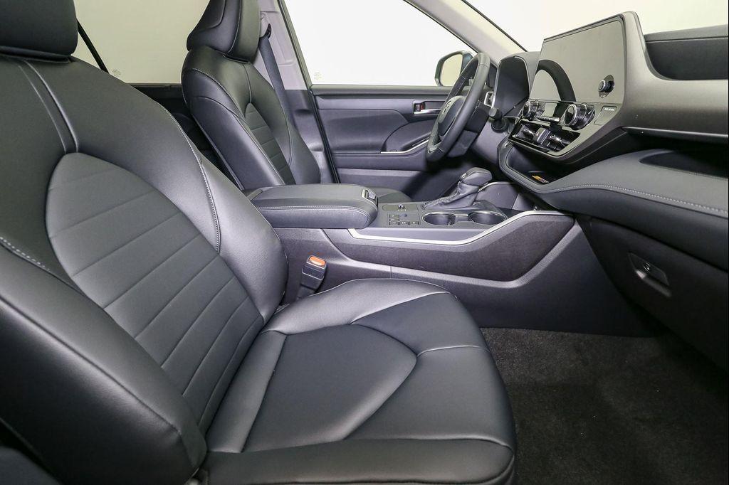 new 2026 Toyota Highlander Hybrid car, priced at $51,172