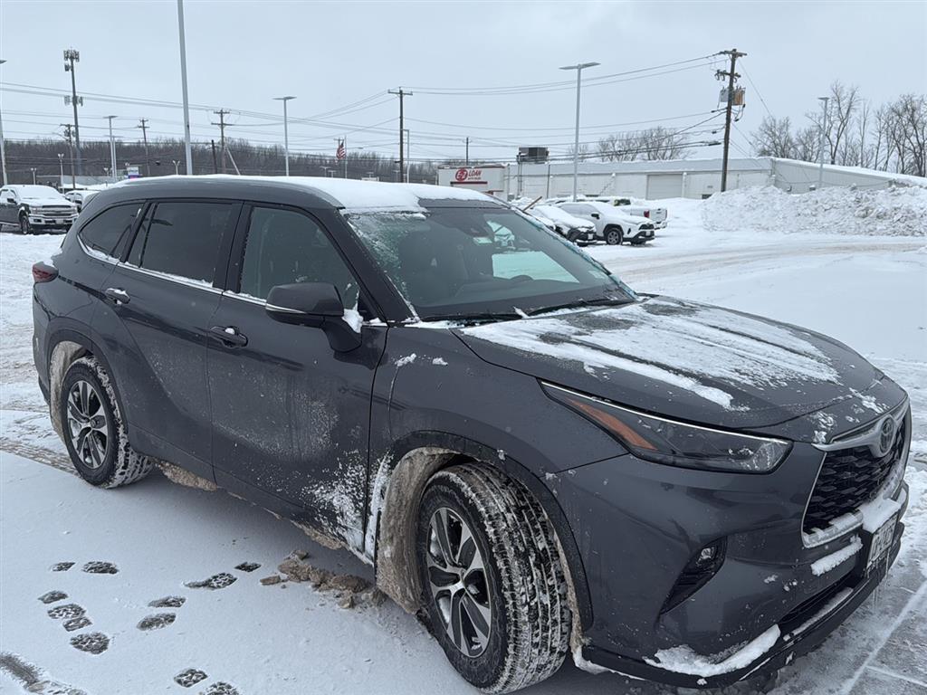 used 2025 Toyota Highlander car, priced at $43,999