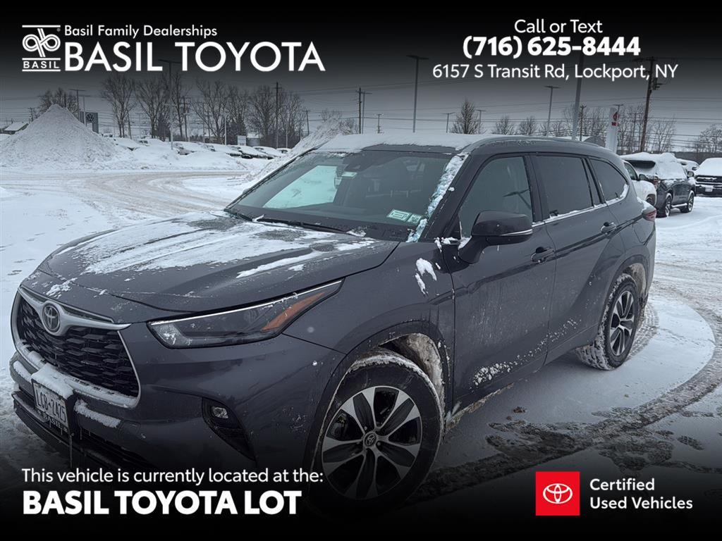 used 2025 Toyota Highlander car, priced at $43,999