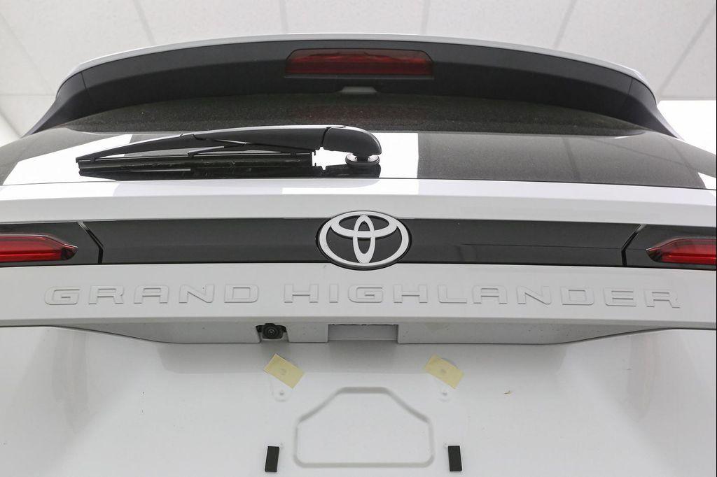 new 2026 Toyota Highlander Hybrid car, priced at $48,289