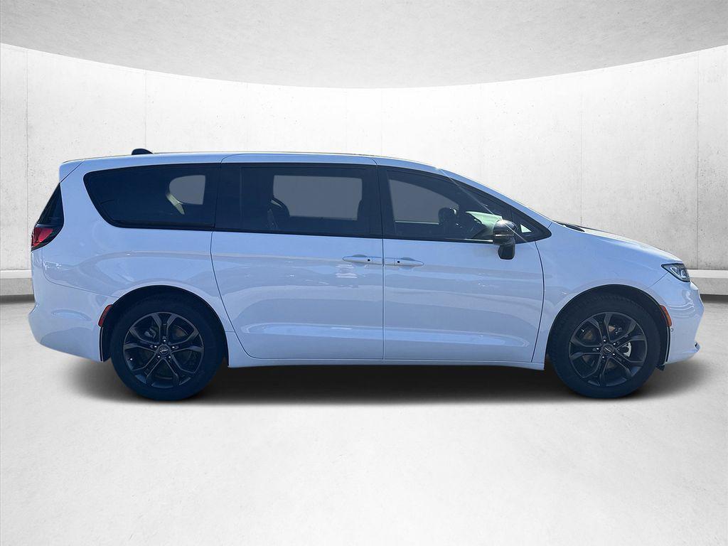 new 2026 Chrysler Pacifica car, priced at $39,823