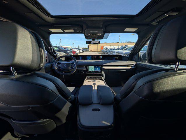 new 2025 Lincoln Navigator car, priced at $106,162