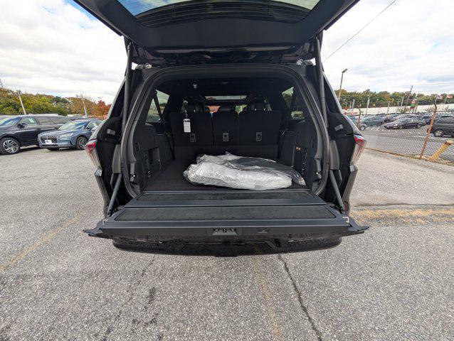 new 2025 Lincoln Navigator car, priced at $109,174