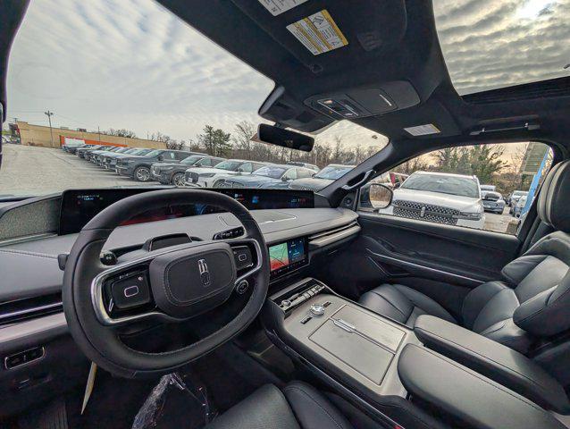 new 2025 Lincoln Navigator car, priced at $109,032