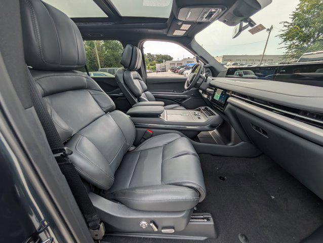 new 2025 Lincoln Navigator car, priced at $97,017