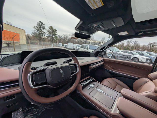 new 2025 Lincoln Navigator car, priced at $105,672