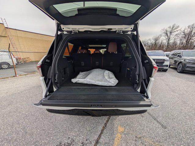 new 2025 Lincoln Navigator car, priced at $105,672