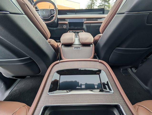 new 2025 Lincoln Navigator car, priced at $105,672