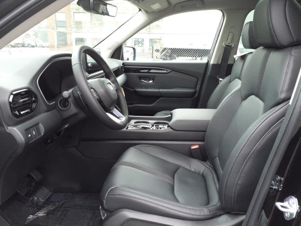 new 2025 Honda Pilot car, priced at $51,825