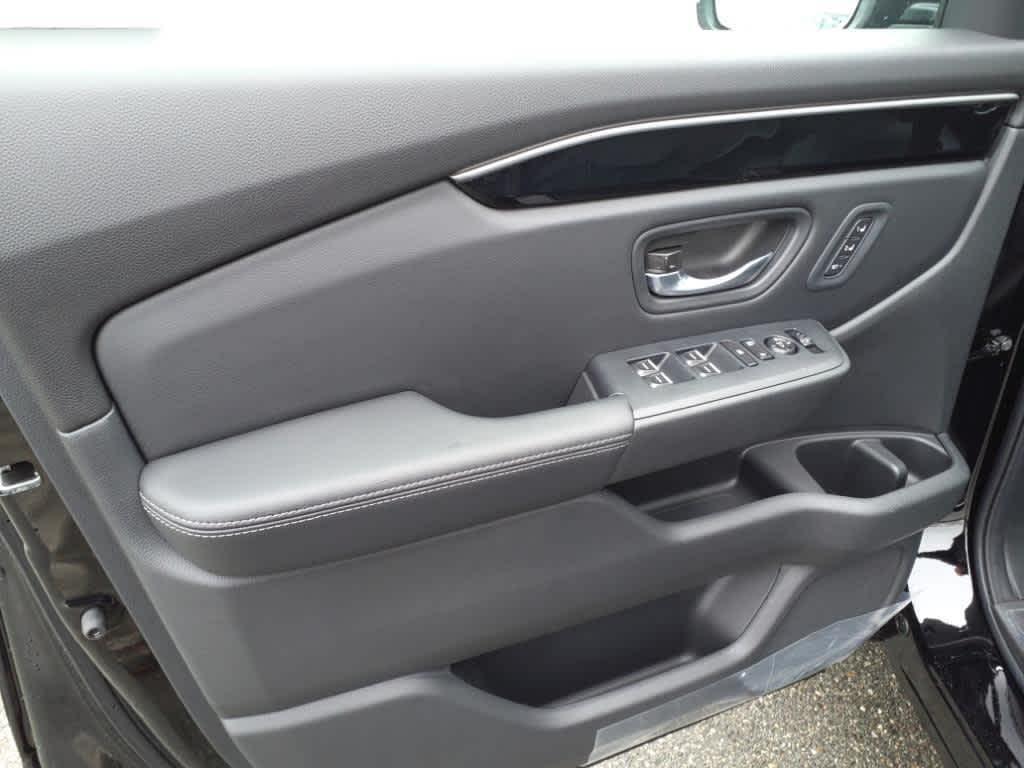 new 2025 Honda Pilot car, priced at $51,825