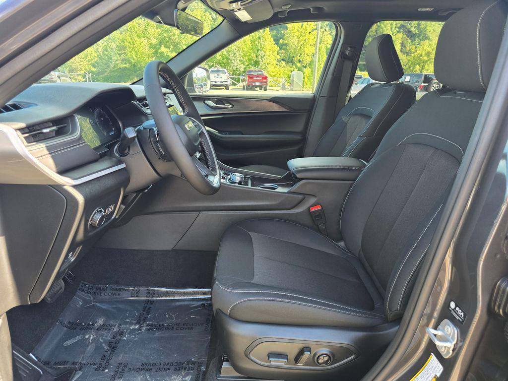 new 2025 Jeep Grand Cherokee car, priced at $33,975