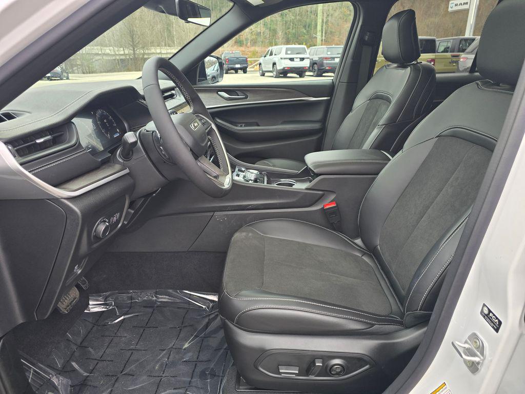 new 2026 Jeep Grand Cherokee car, priced at $45,747