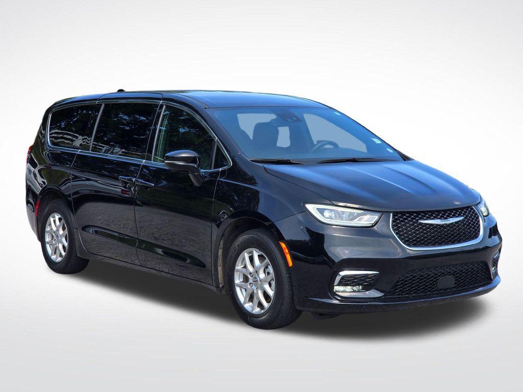 used 2025 Chrysler Pacifica car, priced at $25,899