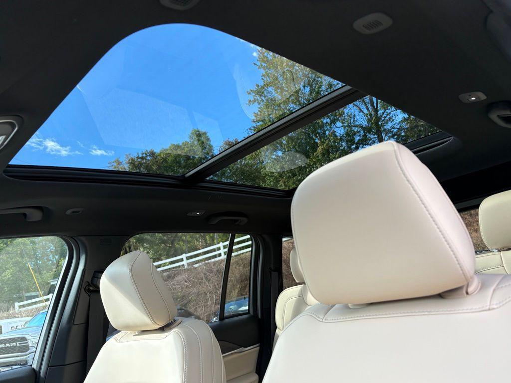 new 2025 Jeep Grand Cherokee car, priced at $43,644