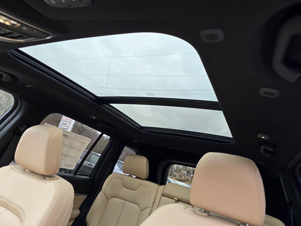 new 2025 Jeep Grand Cherokee car, priced at $44,095