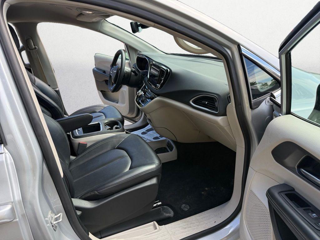 used 2024 Chrysler Pacifica car, priced at $26,000