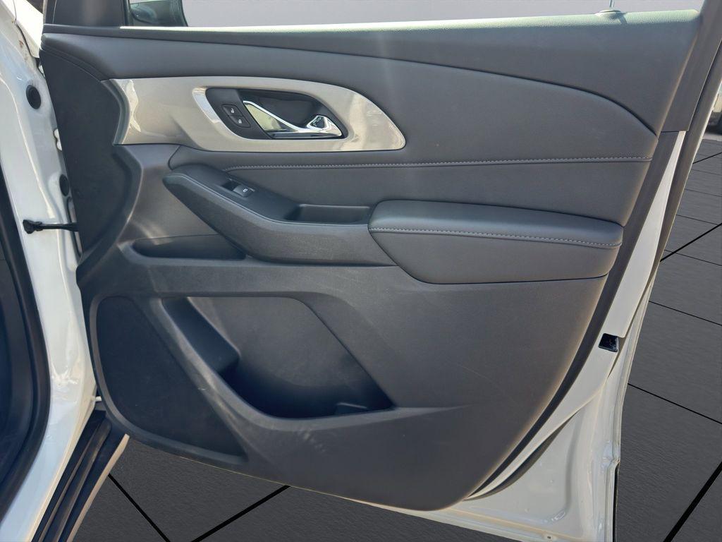 used 2023 Chevrolet Traverse car, priced at $32,995