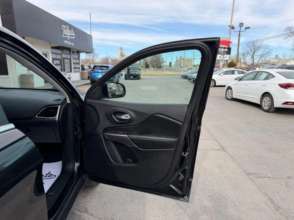 used 2019 Jeep Cherokee car