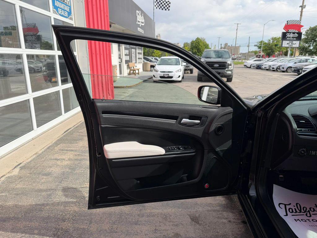 used 2017 Chrysler 300 car