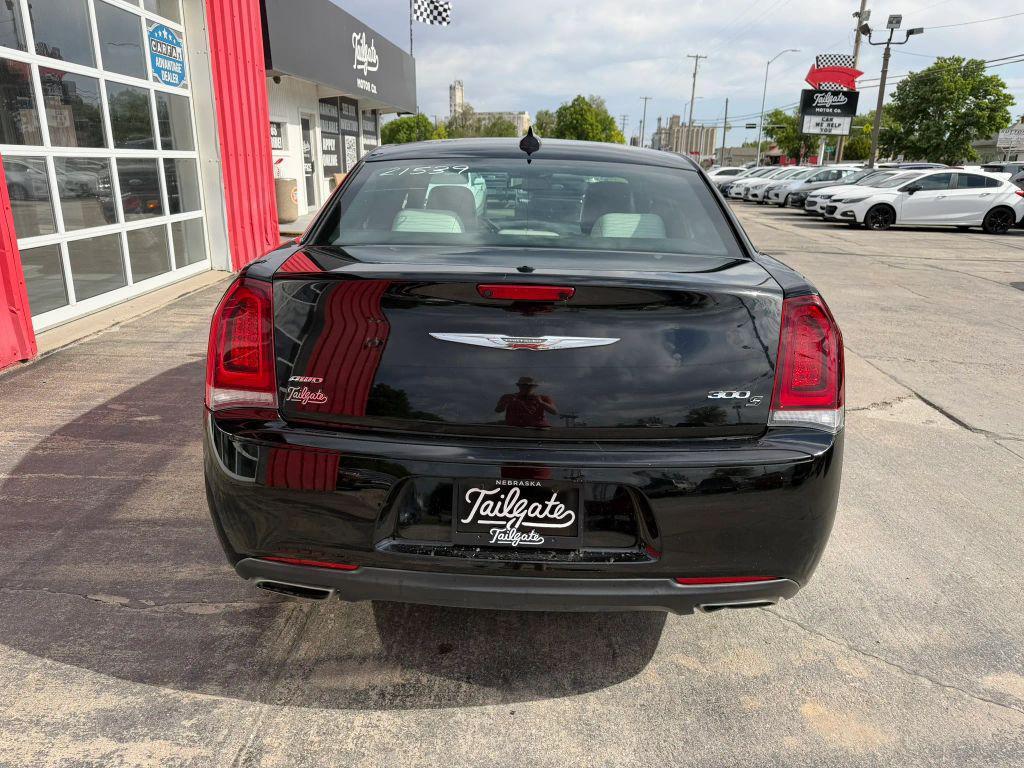 used 2017 Chrysler 300 car