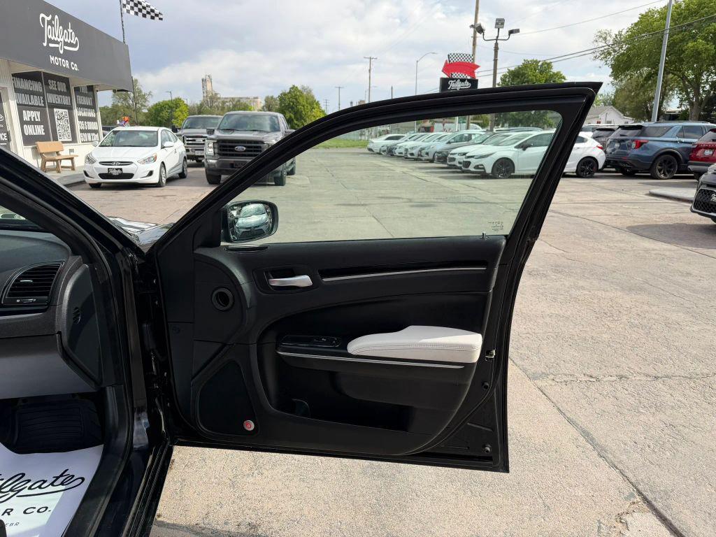 used 2017 Chrysler 300 car