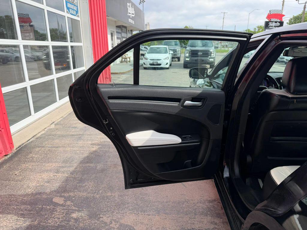 used 2017 Chrysler 300 car