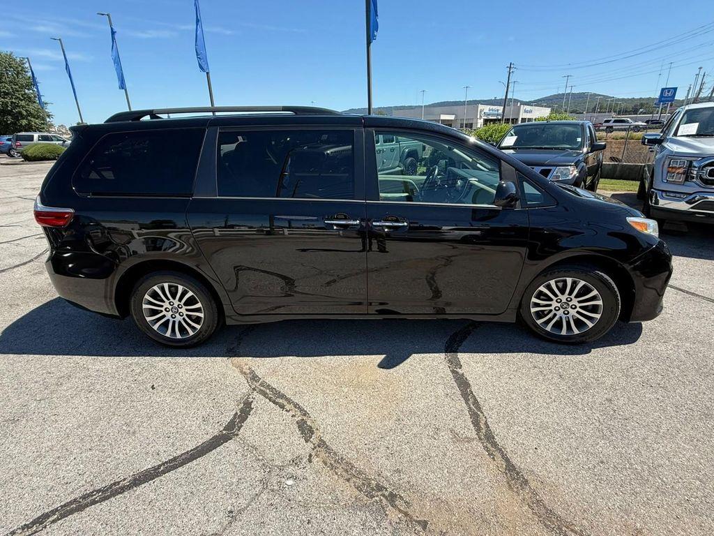 2018 Midnight Black Metallic Toyota Sienna