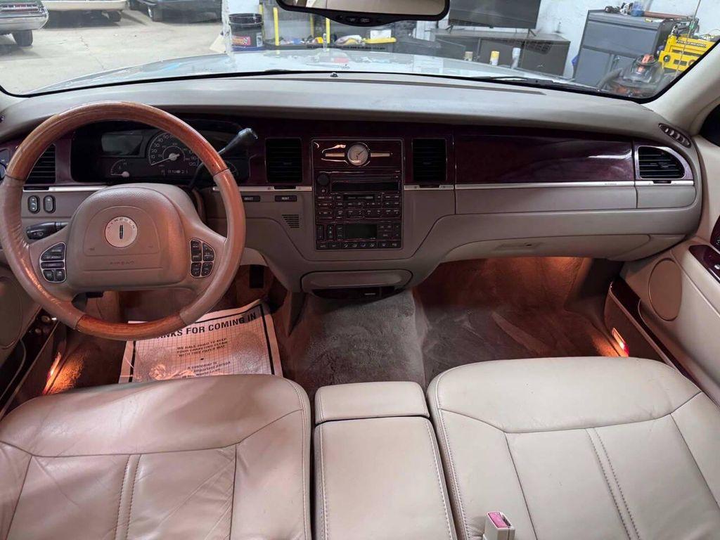used 2004 Lincoln Town Car car, priced at $5,998
